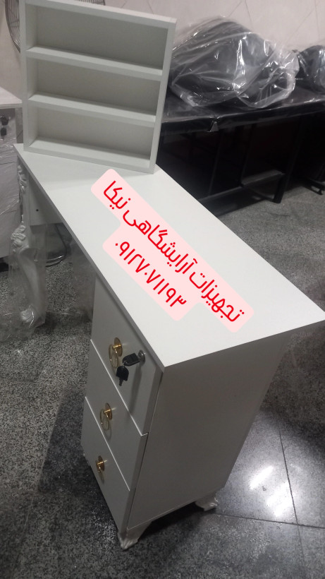میز ناخن چوبی سفید با استند لاک