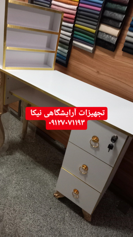 میز ناخن تک نفره نوار طلایی با استند لاک