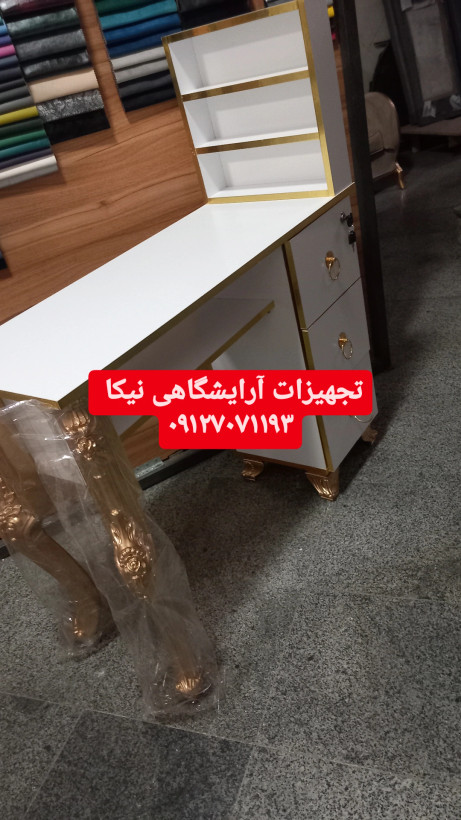 میز ناخن تک نفره نوار طلایی با استند لاک